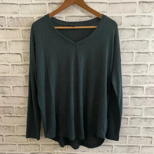 Women’s Well Worn super soft green v-neck sweater Medium